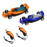 Uso divertido de la pista de coches en un entorno de juego