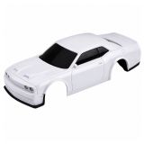 Coche Drift RC 4WD en un circuito de maniobras con conos incluidos.