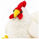 Peluche de pollo colocado sobre una estantería, atractivo para el juego cotidiano.