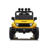 Jeep Rubicon en uso en el jardín, ideal para aventuras al aire libre.