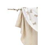 Detalle del tejido arrugado y el estampado de ositos de la manta Teddy