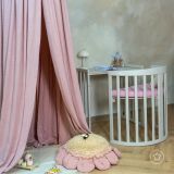 Dosel de techo de muselina Waldin en un entorno acogedor para el descanso de bebés.