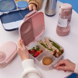 B.box Mini Lunchbox en uso durante un picnic familiar