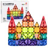Bloques magnéticos de construcción en colores vibrantes y paneles transparentes.