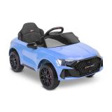 Coche eléctrico Toyz Audi RS3 en acción por el jardín.