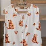 Vista del saco de dormir con diseño de ositos, suave y acogedor para el descanso del bebé.