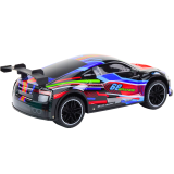 Coche RC en acción en el jardín durante una carrera emocionante.