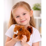 Ardilla de peluche interactiva en cesta que camina