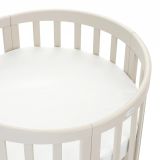 Colchón con inserto de coco para cuna ovalada Waldin en un ambiente infantil acogedor.