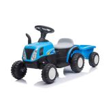 Tractor eléctrico A009 en jardín, perfecto para el juego exterior de los niños.