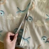 Saco de dormir de bambú en verde oliva para bebé Waldin con diseño de ballenas