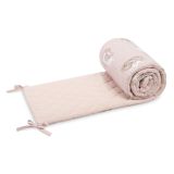Protector de cuna decorativo con estampado oso y conejo, vista frontal