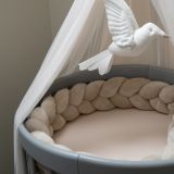 Protector trenzado de terciopelo para cuna 210 cm en color beige