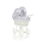 Carrito de muñecas My Sweet Baby de mimbre con ropa de cama gris