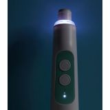 Limpiador de uñas eléctrico Fridababy en acción con el bebé