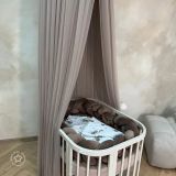 Vista del dosel de tul – Taupe de Waldin en una habitación infantil.