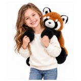 Peluche panda rojo colocado en un dormitorio infantil decorado.