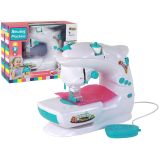 Máquina de coser infantil blanca con detalles realistas.