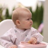 Babero de mangas Babyono perfecto para la hora de la comida y manualidades