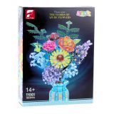 Ramo de flores en jarrón montado como centro de mesa decorativo en hogar