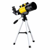 Telescopio en el jardín para observar la Luna