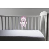 Oso de peluche que crea un ambiente tranquilo en la habitación del bebé.