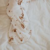 Arrullo Little Hug Waldin en color blanco, suave y acogedor