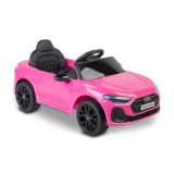 Niño disfrutando del coche eléctrico Audi A5L rosa Toyz en el parque.