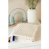 Manta Minky Sensillo en color beige, ideal para el descanso del bebé.