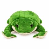 Rana de peluche en una cama infantil, perfecta para decoración y juego.