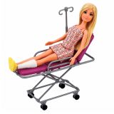 Juegos de rol médico con muñecas en acción en el consultorio