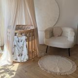 Uso del dosel de tul en la cuna, creando un ambiente acogedor.