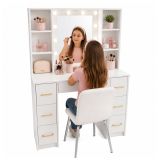 Espejo de tocador funcional en un elegante dormitorio