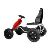 Gokart B012 de Lean Cars en el jardín, perfecto para jugar al aire libre.