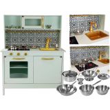 Cocina de madera Emma Mint con accesorios inox en un entorno infantil.