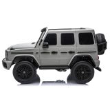Coche eléctrico Mercedes G63 XXL DK-G63 en el jardín durante el paseo