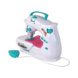Uso de la máquina de coser infantil en un ambiente creativo.