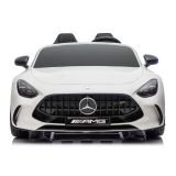 Mercedes AMG DK-GT63 en el parque durante un paseo