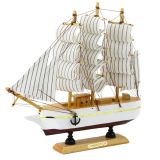 Modelo decorativo de barco de vela de tres mástiles en blanco