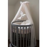 Uso del dosel de tul para brindar un ambiente acogedor en la cuna del bebé.