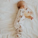 Arrullo para recién nacido Big Hug (3-6 meses) Abejas – Blanco