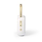 Generador de ruido blanco Babyono PICCOLO en uso, proporcionando tranquilidad durante un paseo.