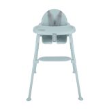 Trona Oaty azul Kikkaboo en modo silla baja con niño comiendo de forma autónoma