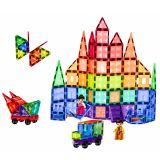Niños disfrutando construyendo con bloques magnéticos en el suelo.