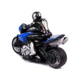 Niño manejando la moto R/C deportiva azul con mando 2.4 GHz en patio asfaltado