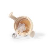 Vista lateral de la taza antiderrame Babyono en color beige.