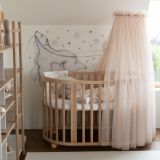 Dosel de tul Waldin en cuna beige, creando un ambiente acogedor