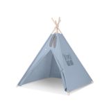 Tienda Teepee azul pastel de My Sweet Baby con decoraciones de plumas.
