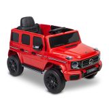Coche eléctrico Toyz Mercedes G580 rojo en el jardín disfrutando del paseo