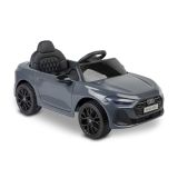 Coche infantil Audi A5L Toyz en uso en el jardín, con multimedia y velocidad ajustable.